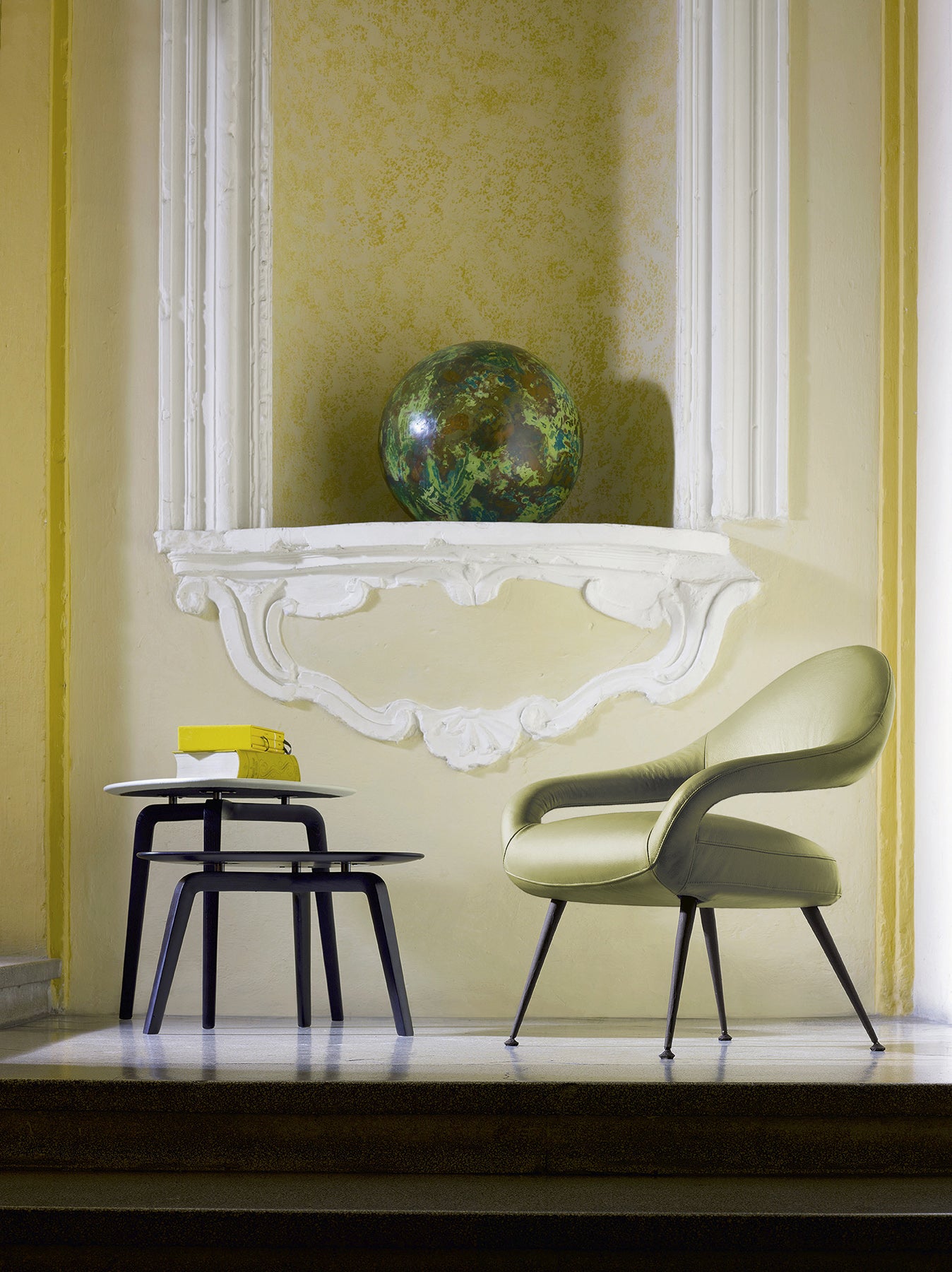 poltrona frau fiorile triangular small table