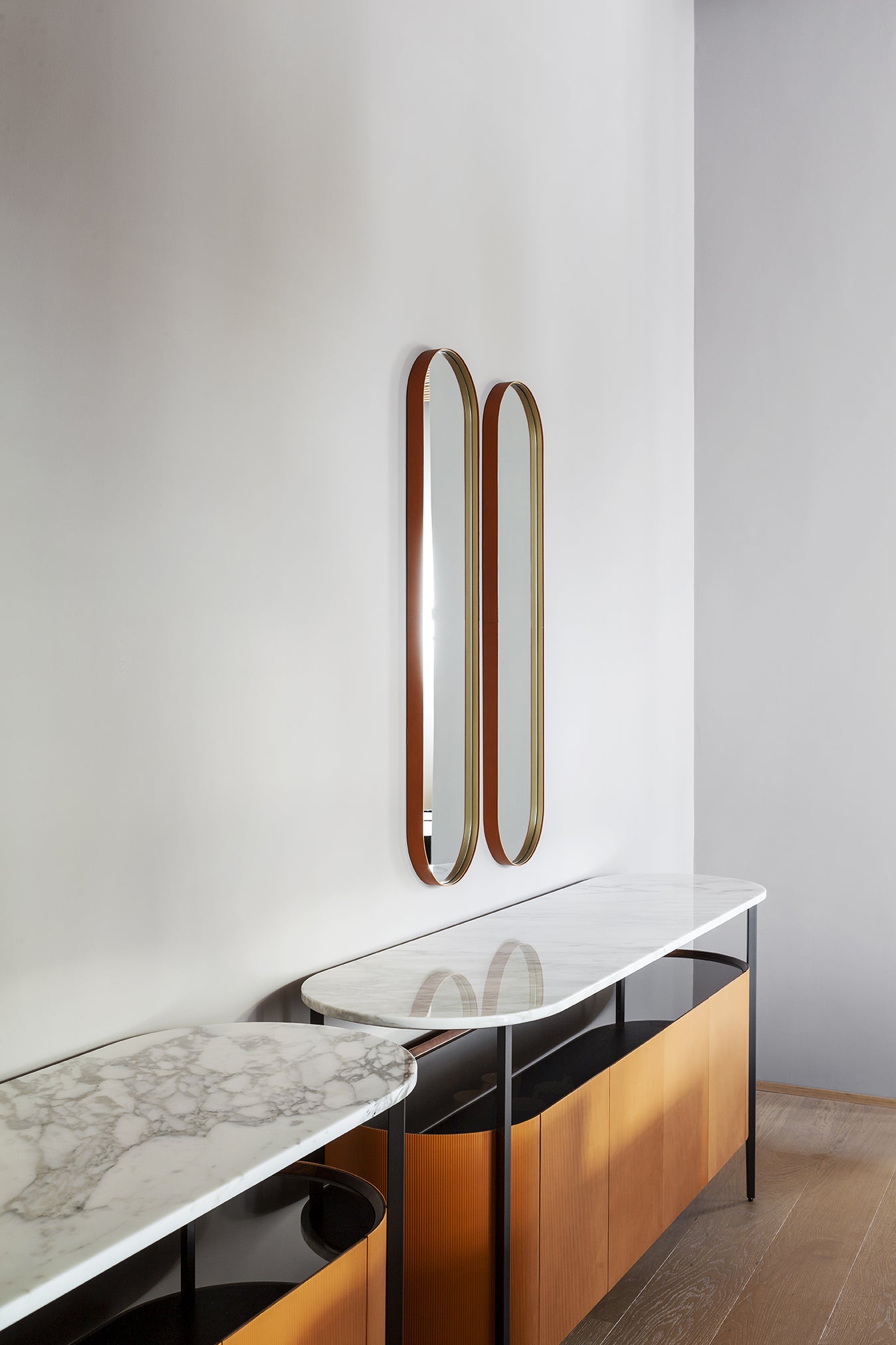 poltrona frau ren round mirror