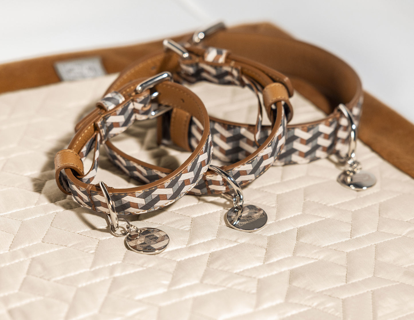 poltrona frau pet collar