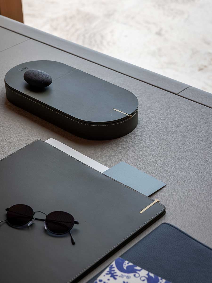 poltrona frau zhuang desk accessories