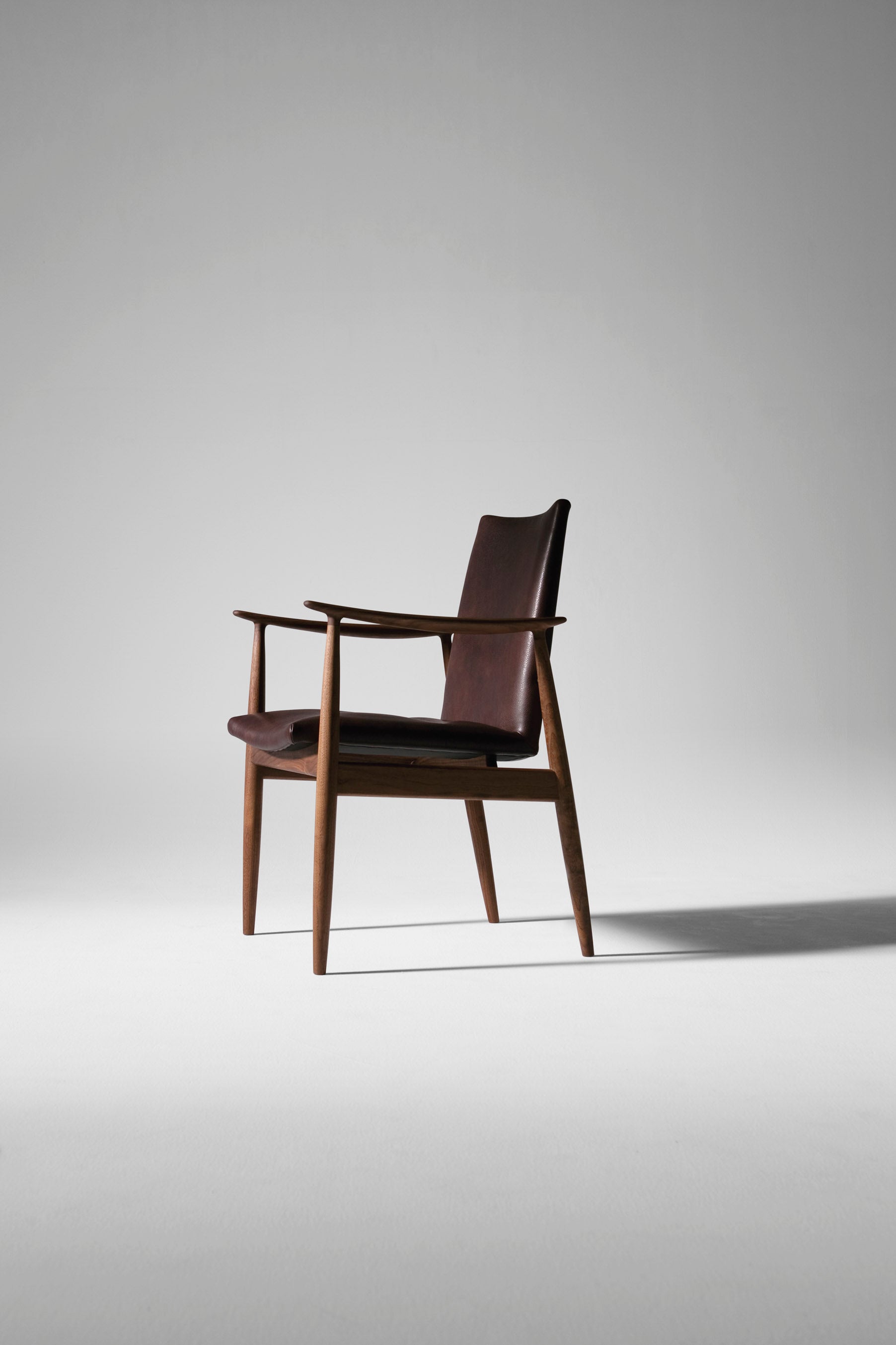 RIVAGE | Armchair w. Wood Base