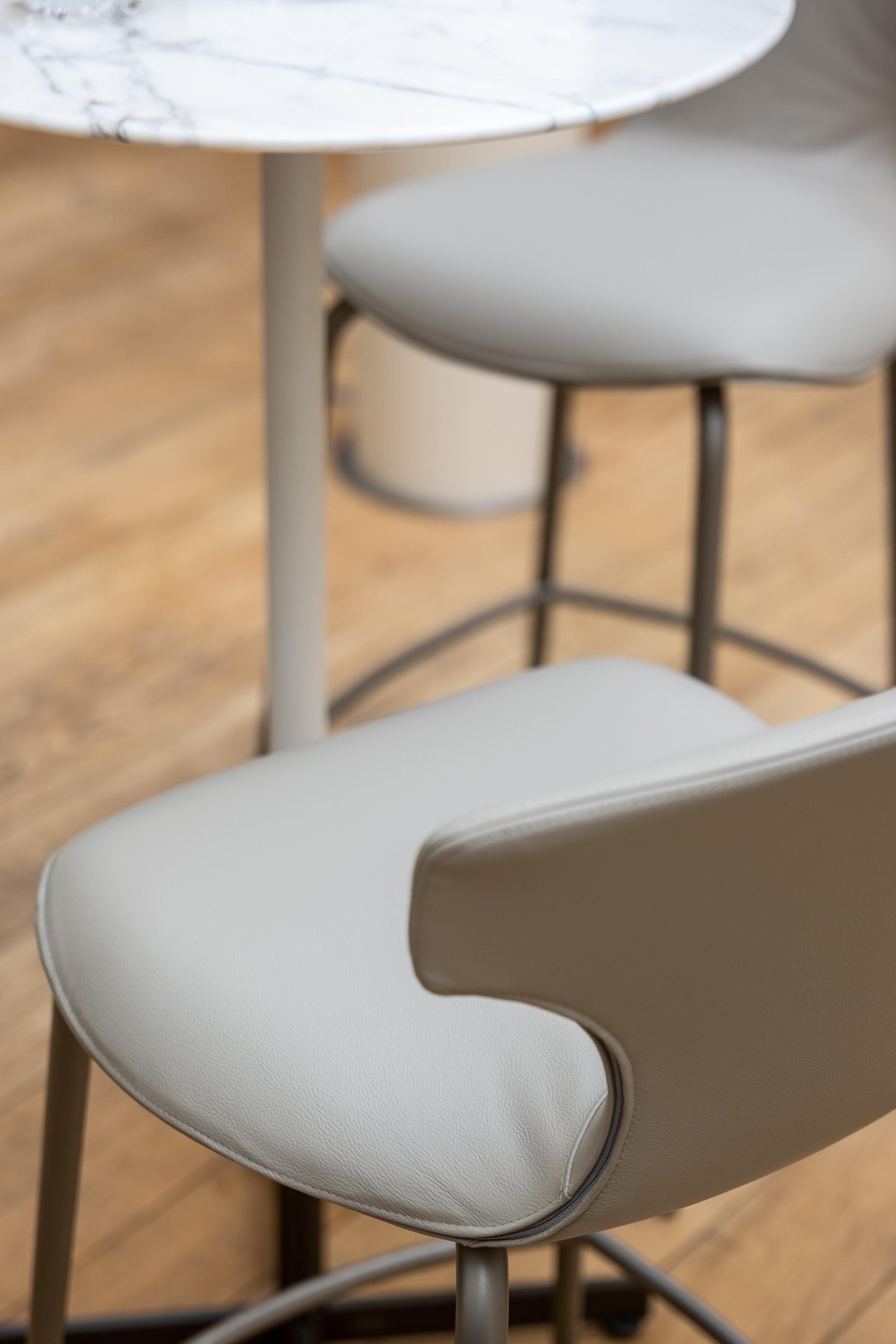 poltrona frau montera mas stool with metal base
