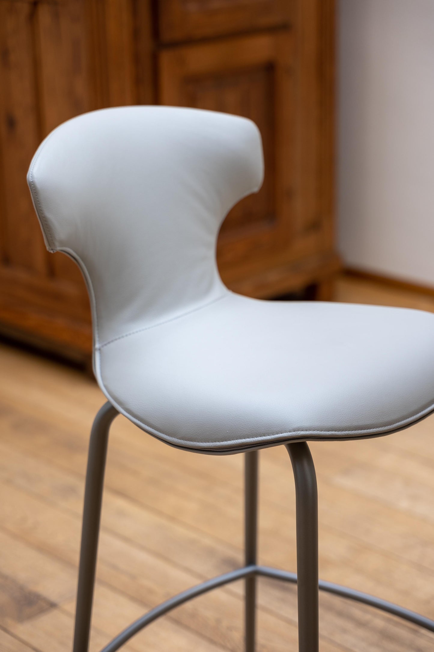 poltrona frau montera mas stool with metal base