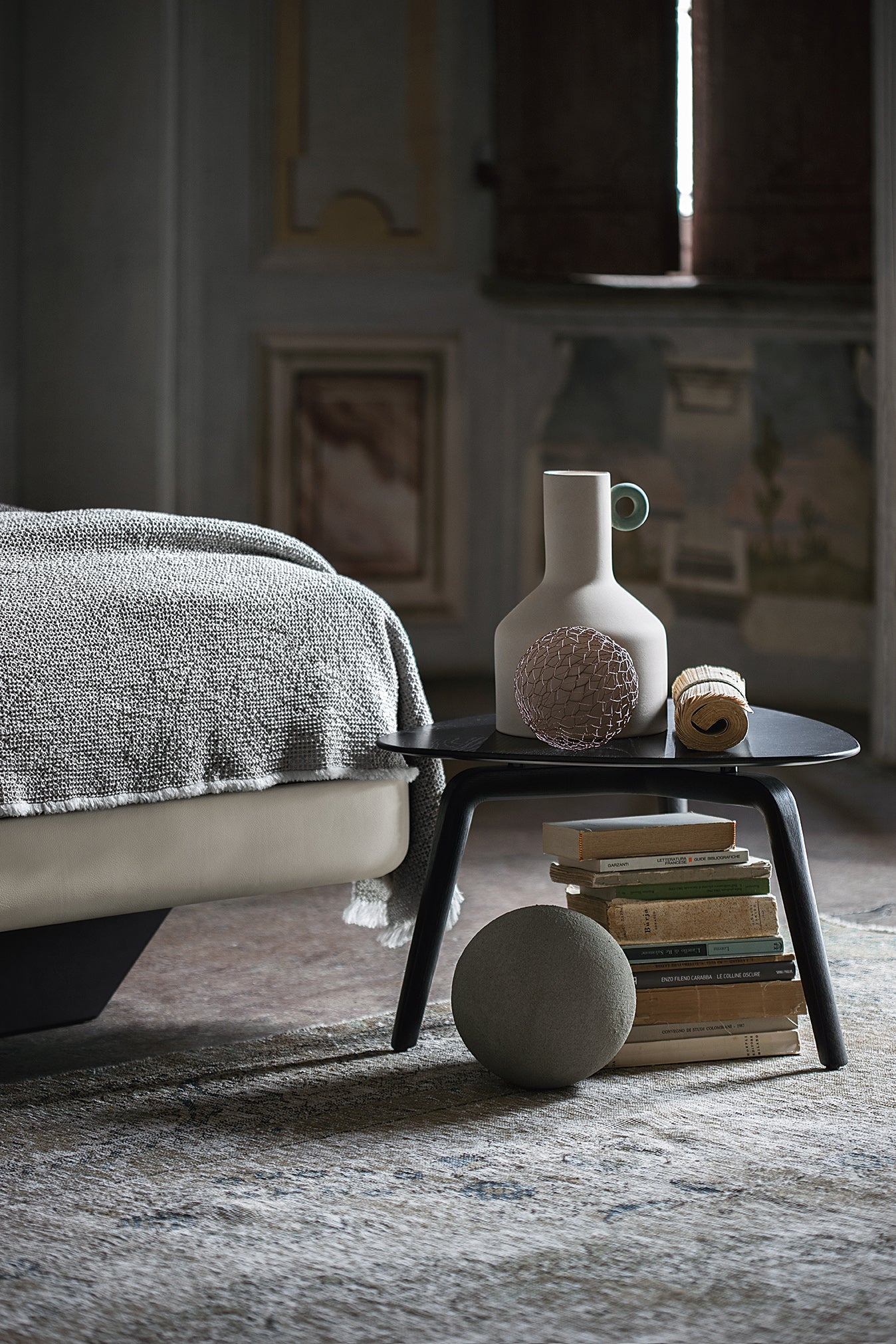 poltrona frau fiorile triangular small table