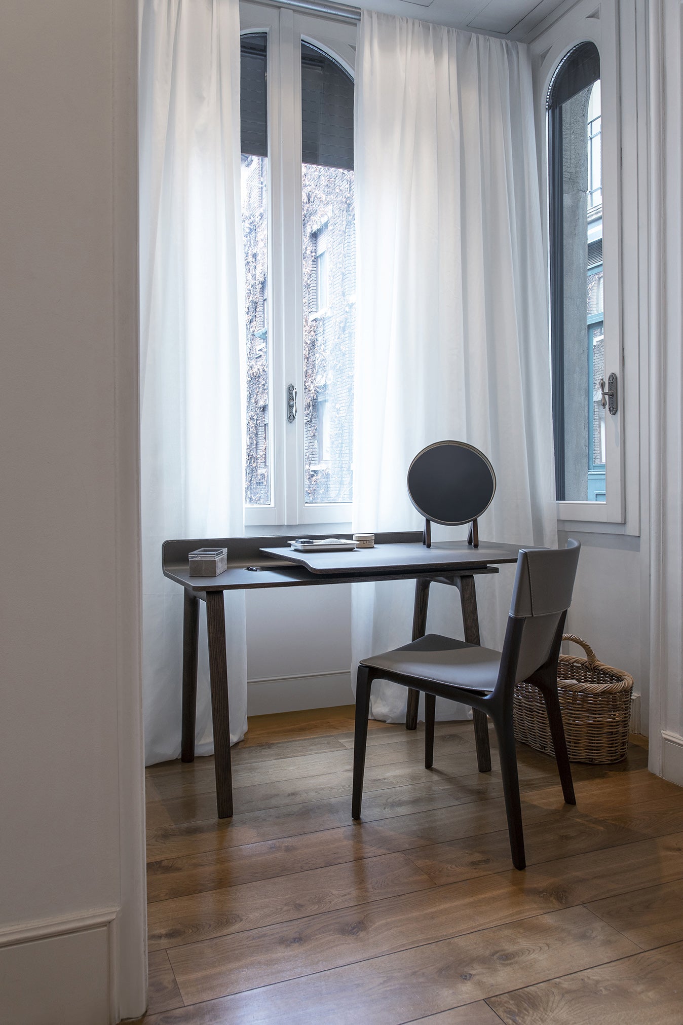 poltrona frau iren freestanding desk
