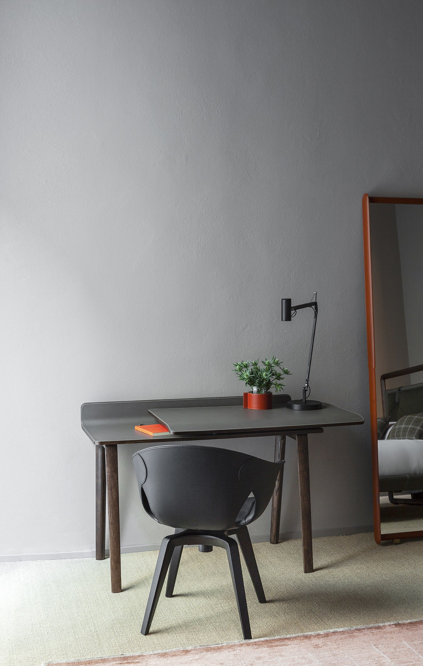 poltrona frau iren freestanding desk