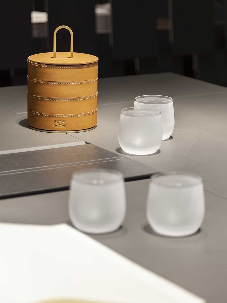 poltrona frau zhuang stackable case