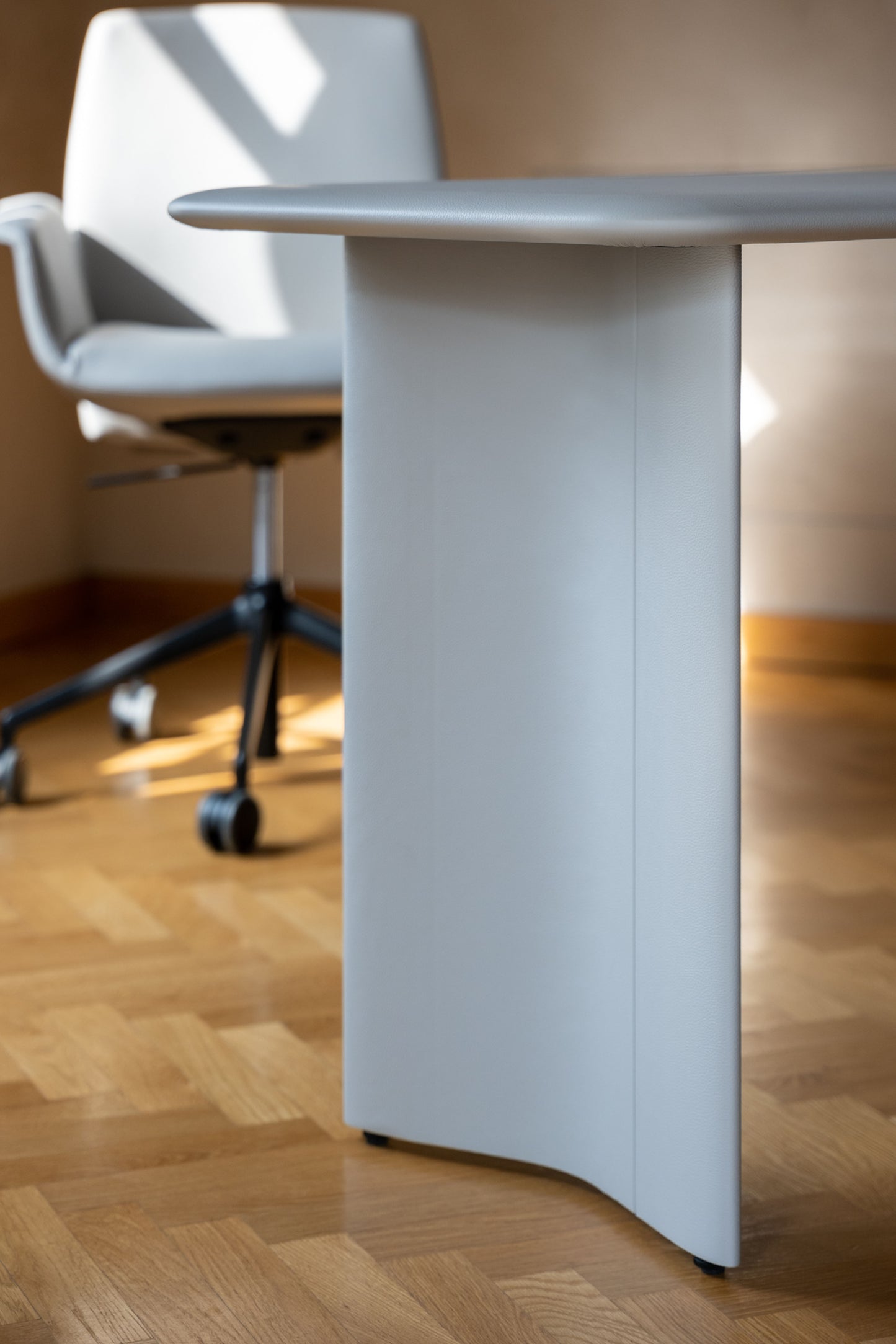 poltrona frau downtown conference 360 chair