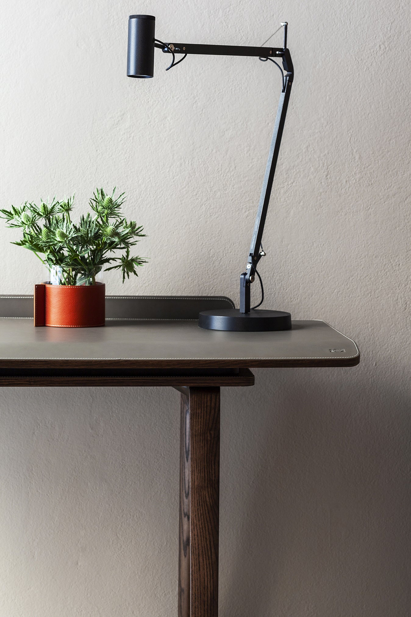 poltrona frau iren freestanding desk