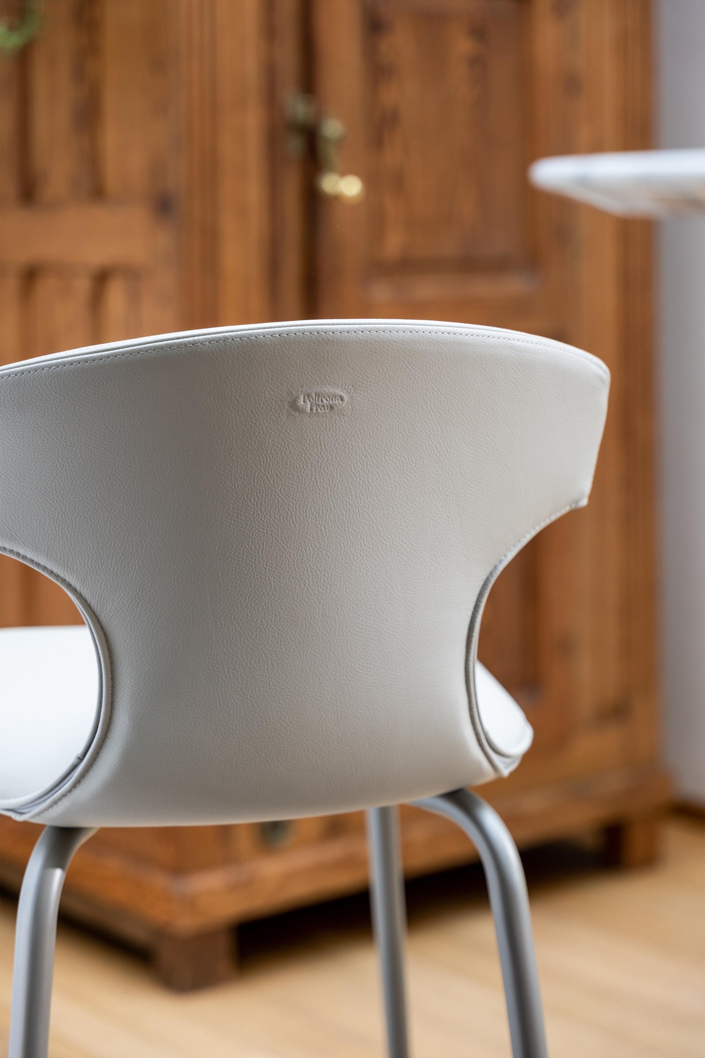 poltrona frau montera mas stool with metal base