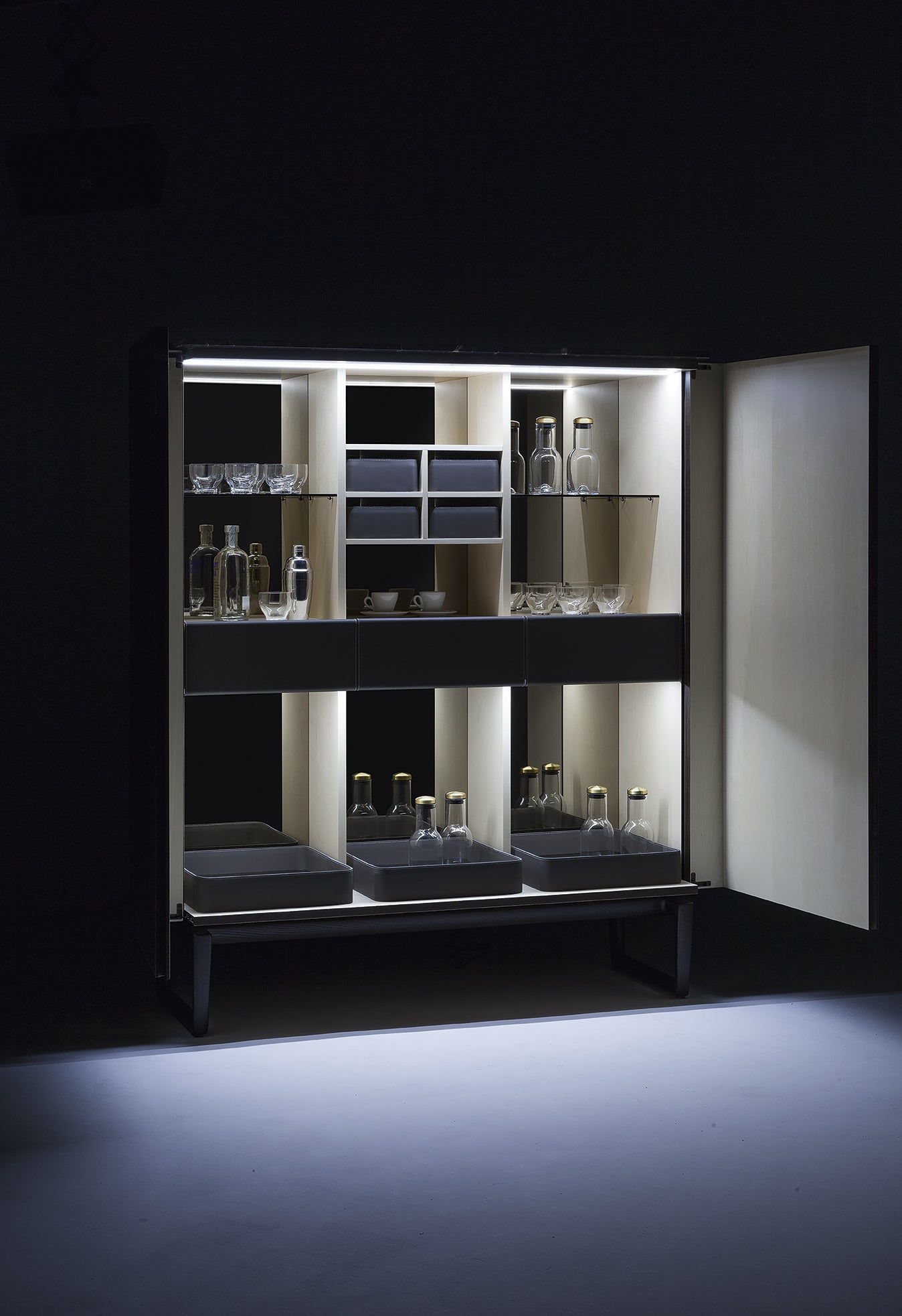 poltrona frau fidelio high cabinet