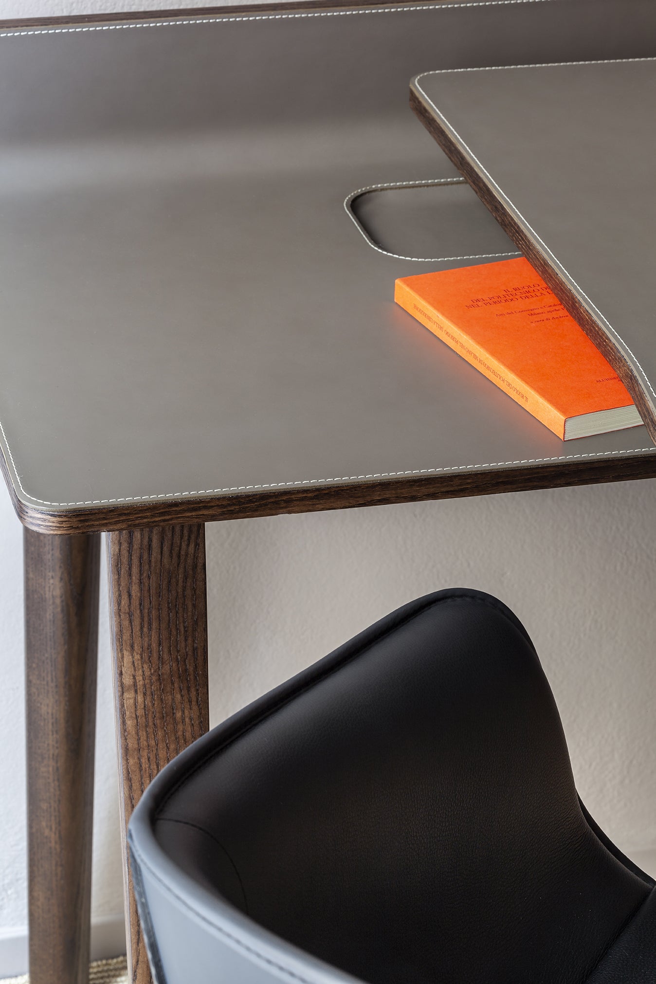 poltrona frau iren freestanding desk
