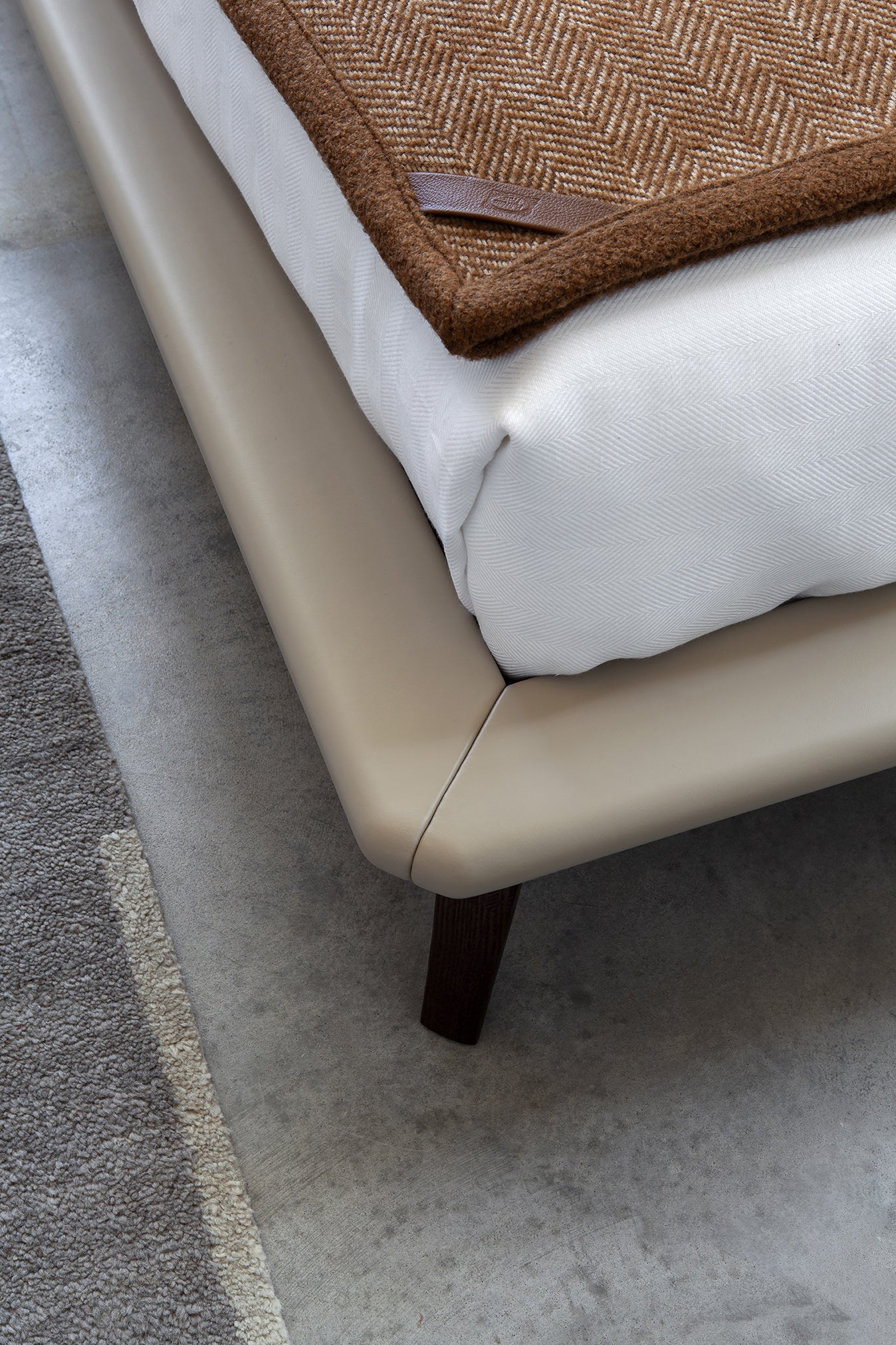 poltrona frau volare due bed