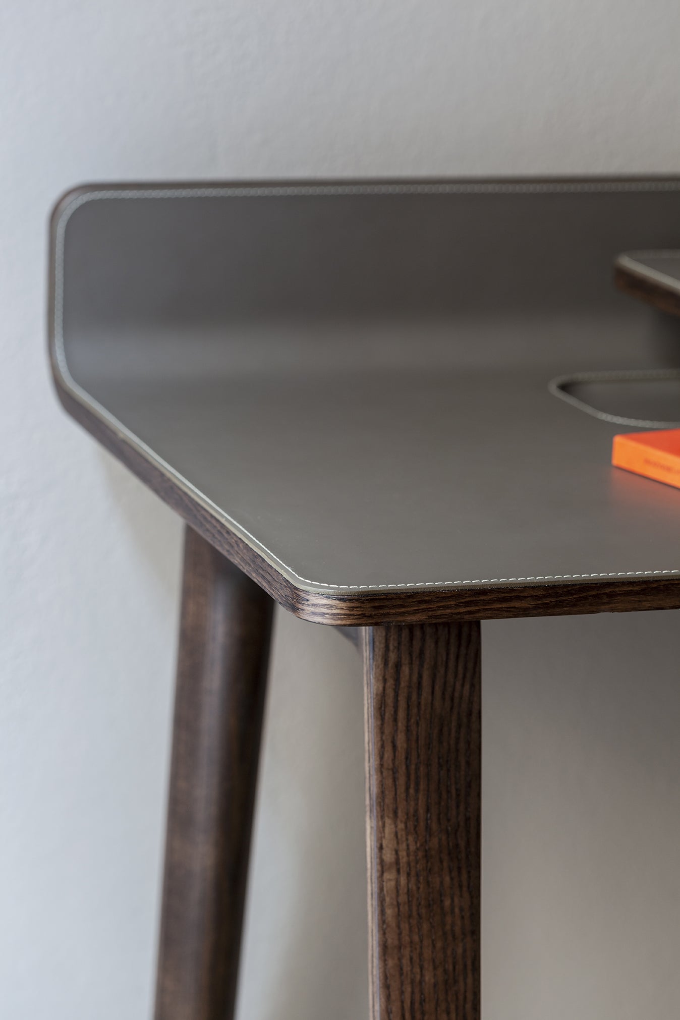 poltrona frau iren freestanding desk