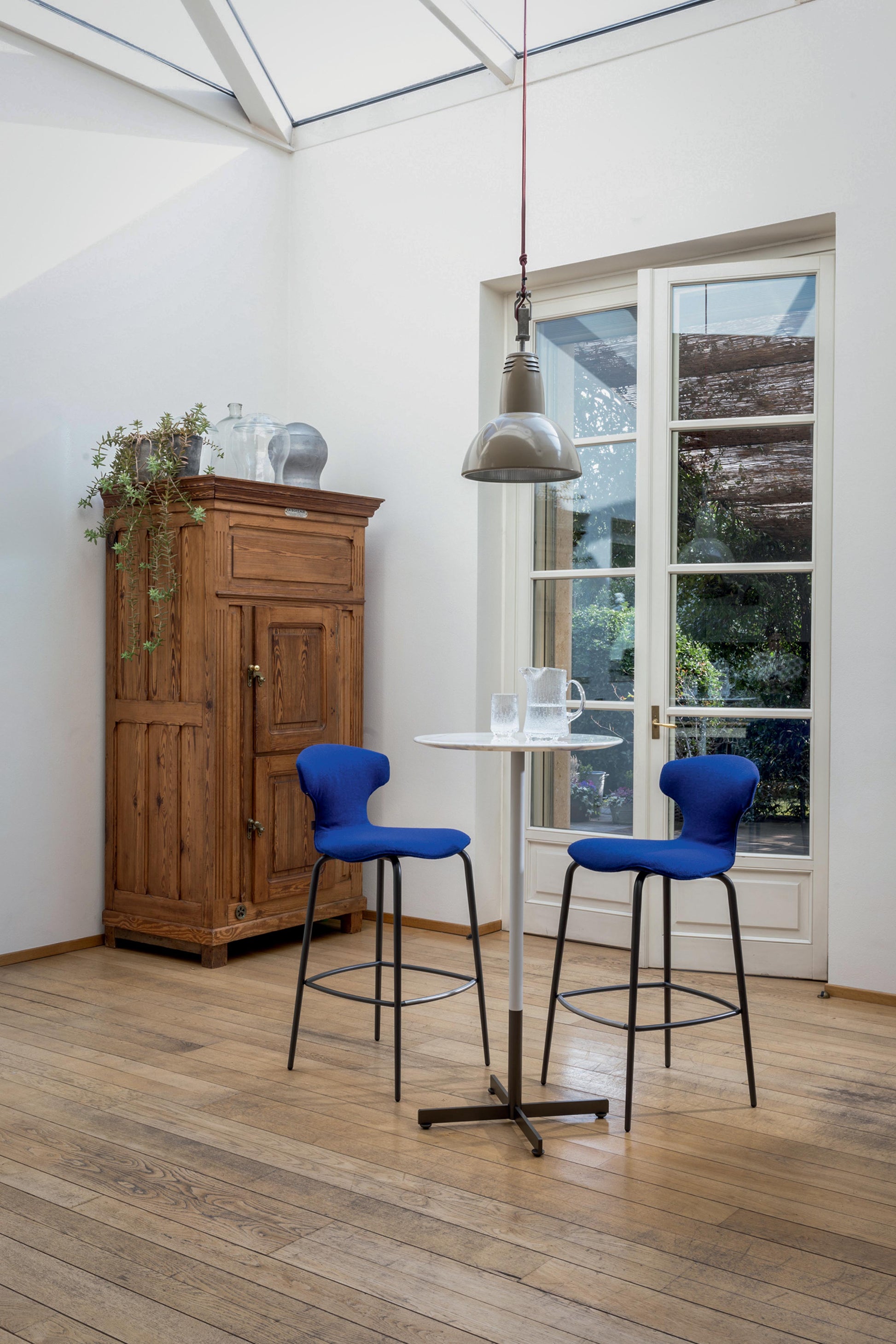 Montera Mas Stool With Metal Base