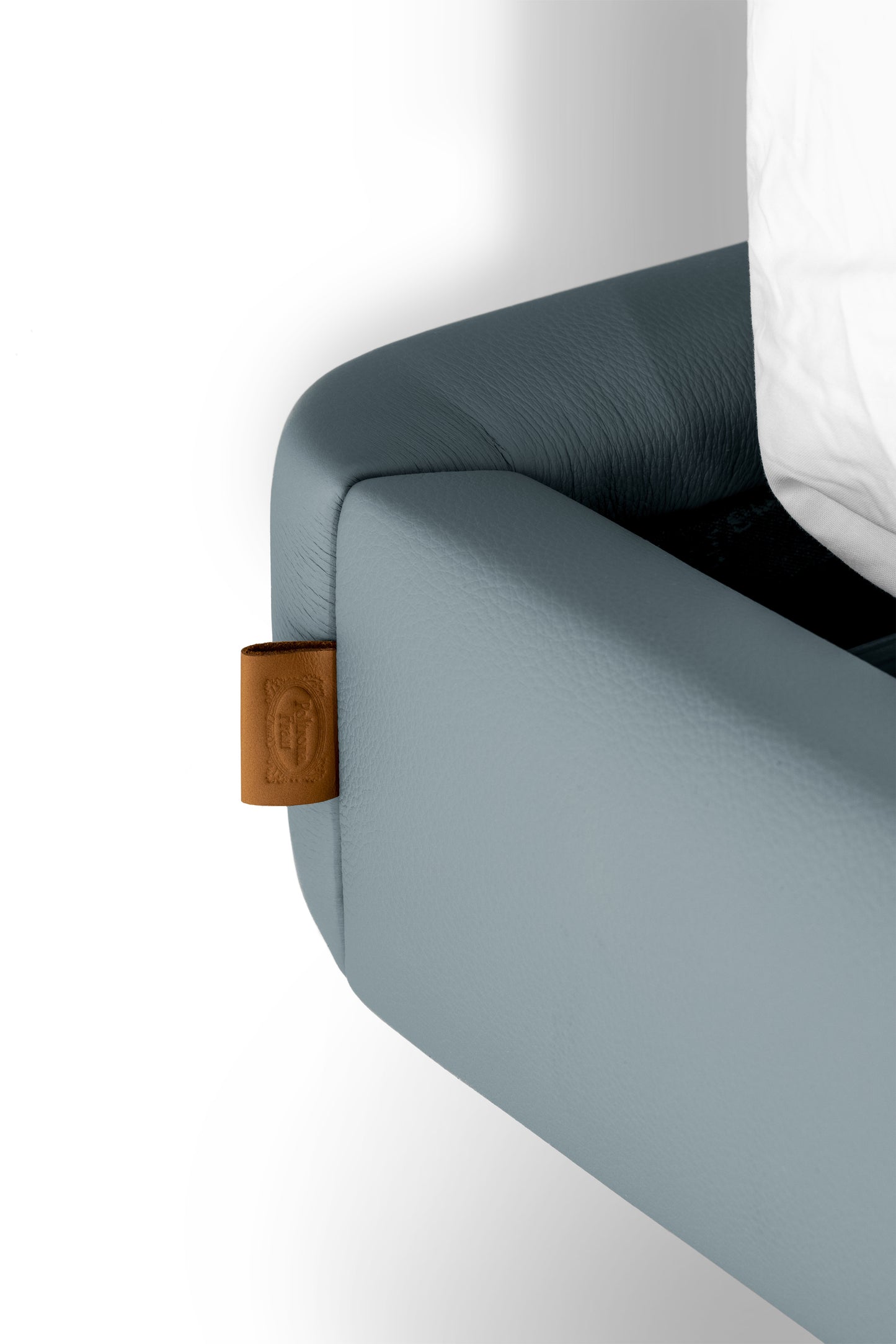 poltrona frau ferdinandea bed