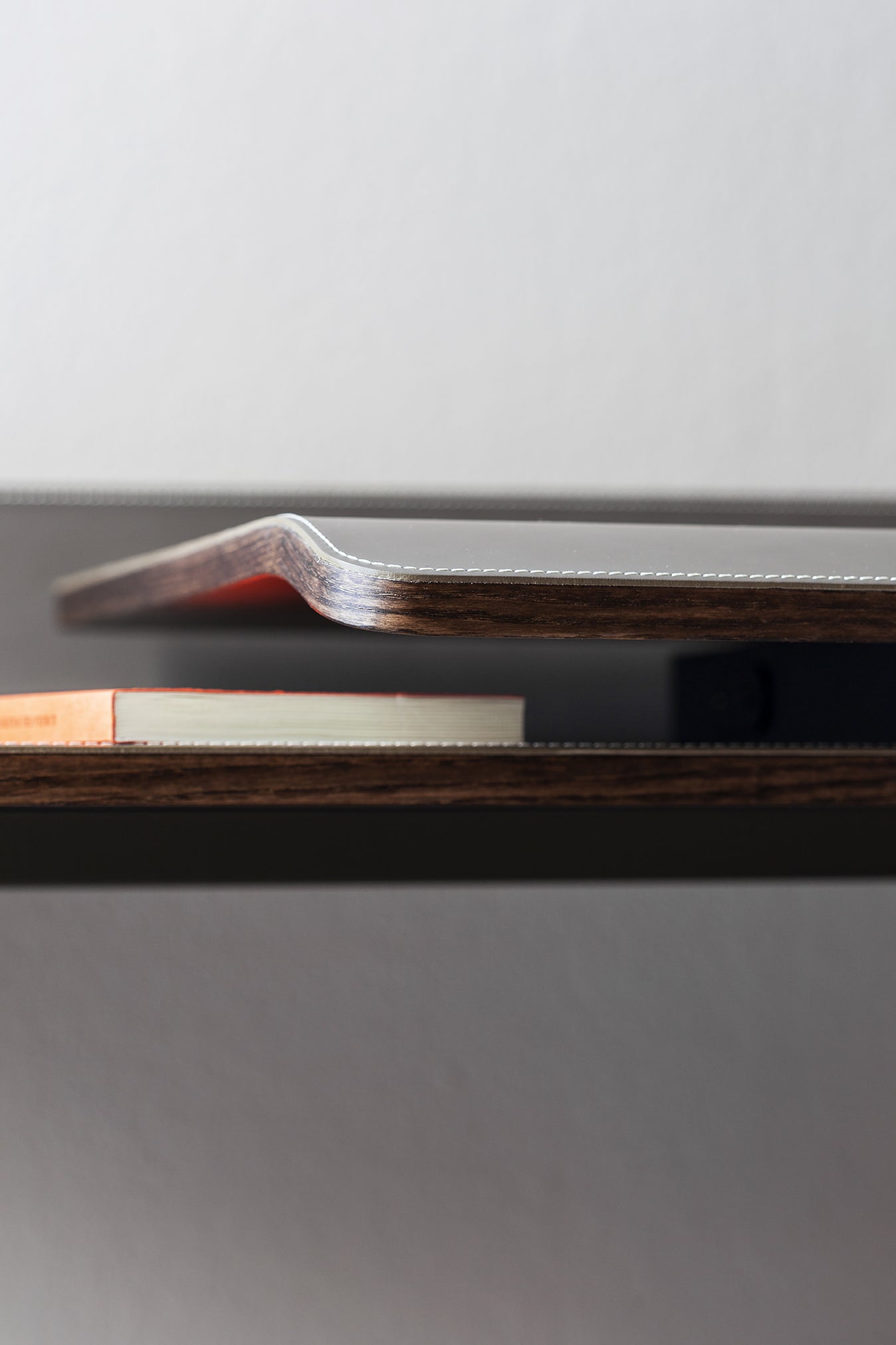 poltrona frau iren freestanding desk