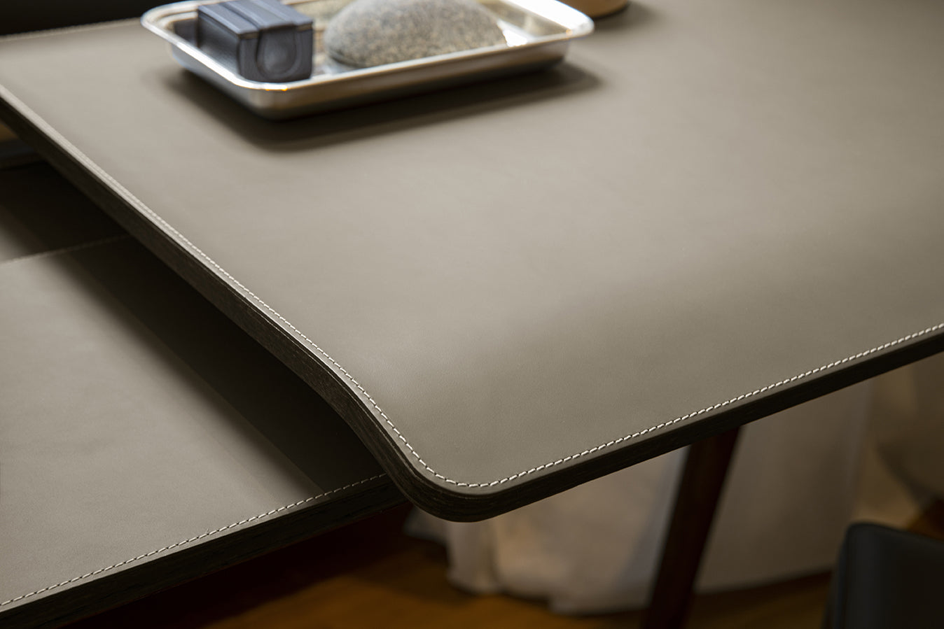 poltrona frau iren freestanding desk