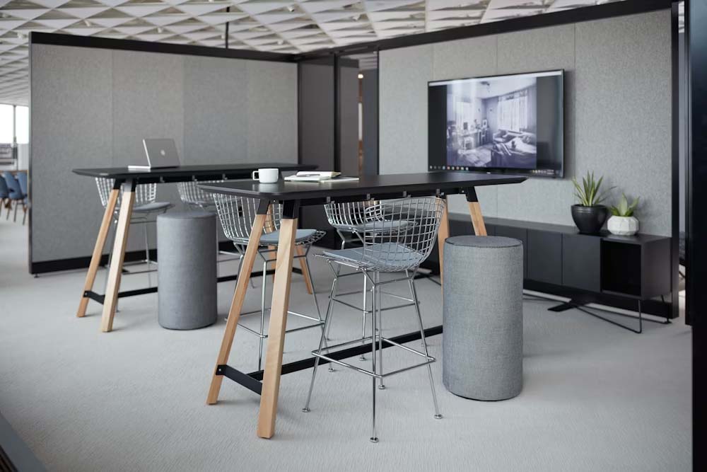 Bertoia Counter Stool w. Seat Pad