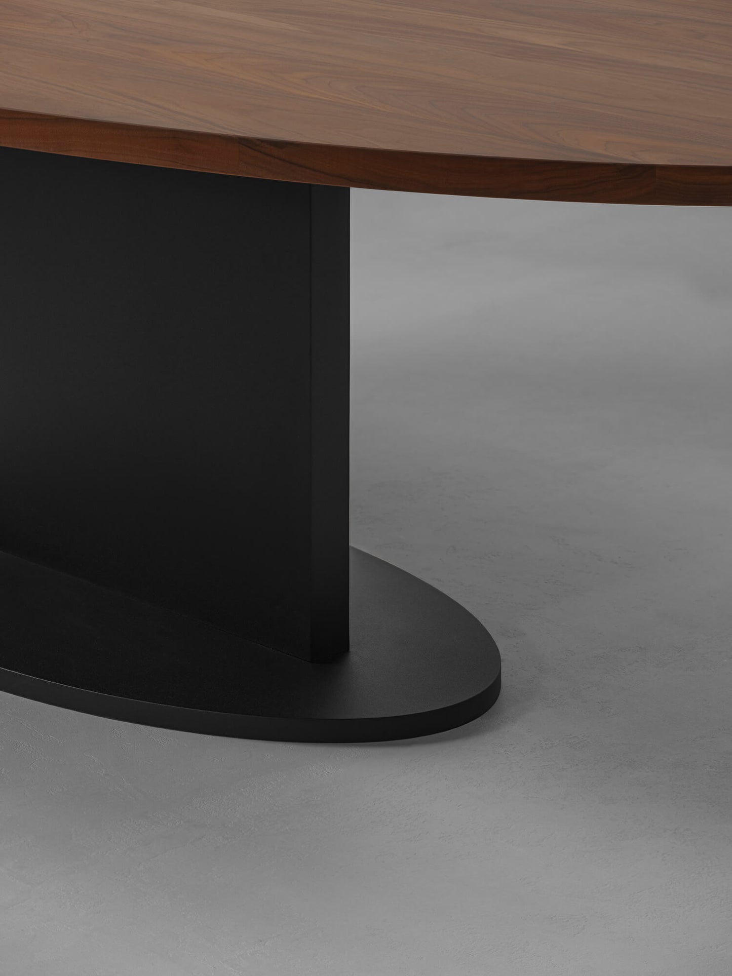 OPIUM OVAL ∙ DINING TABLE