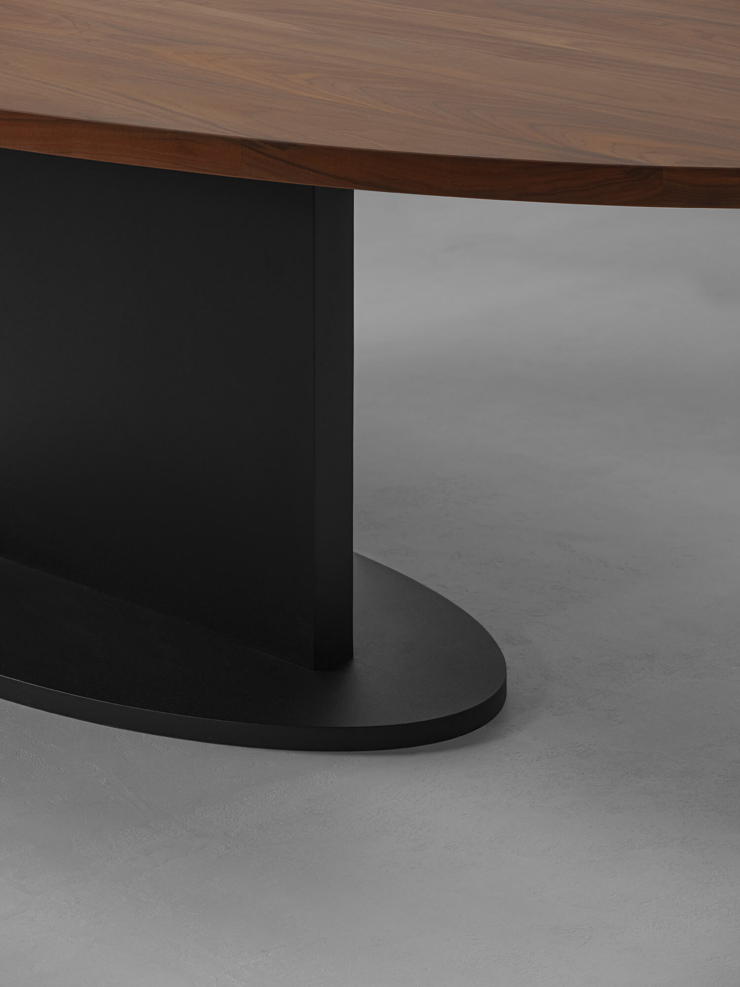 OPIUM OVAL ∙ DINING TABLE