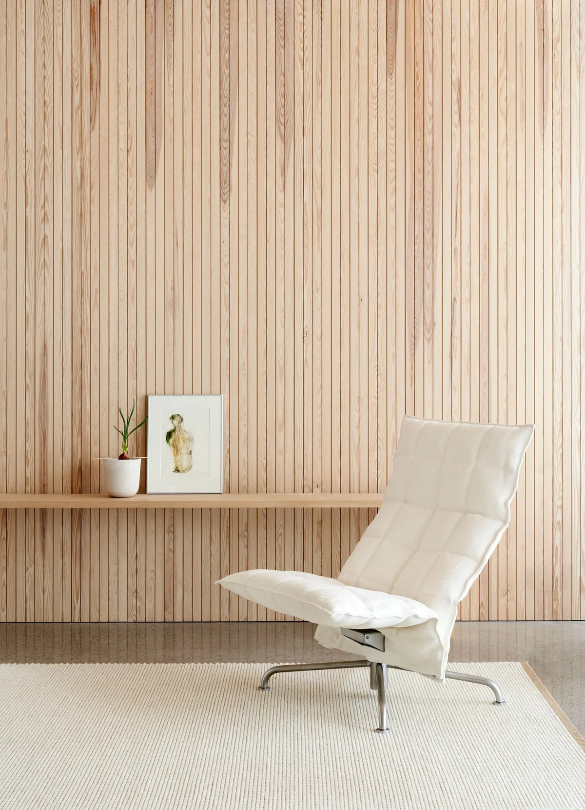 Wide Swivel k chair with plate base