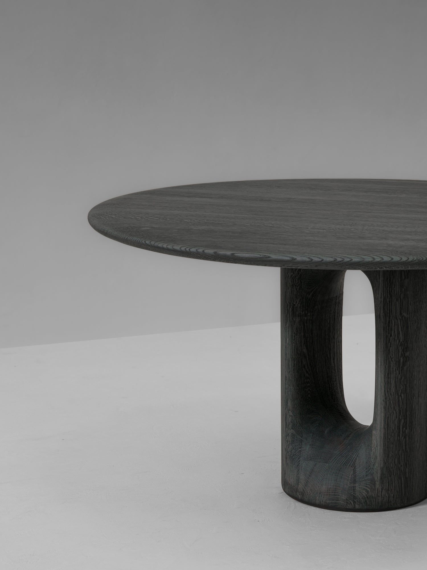 PATINE ∙ LOW  DINING TABLE ROUND