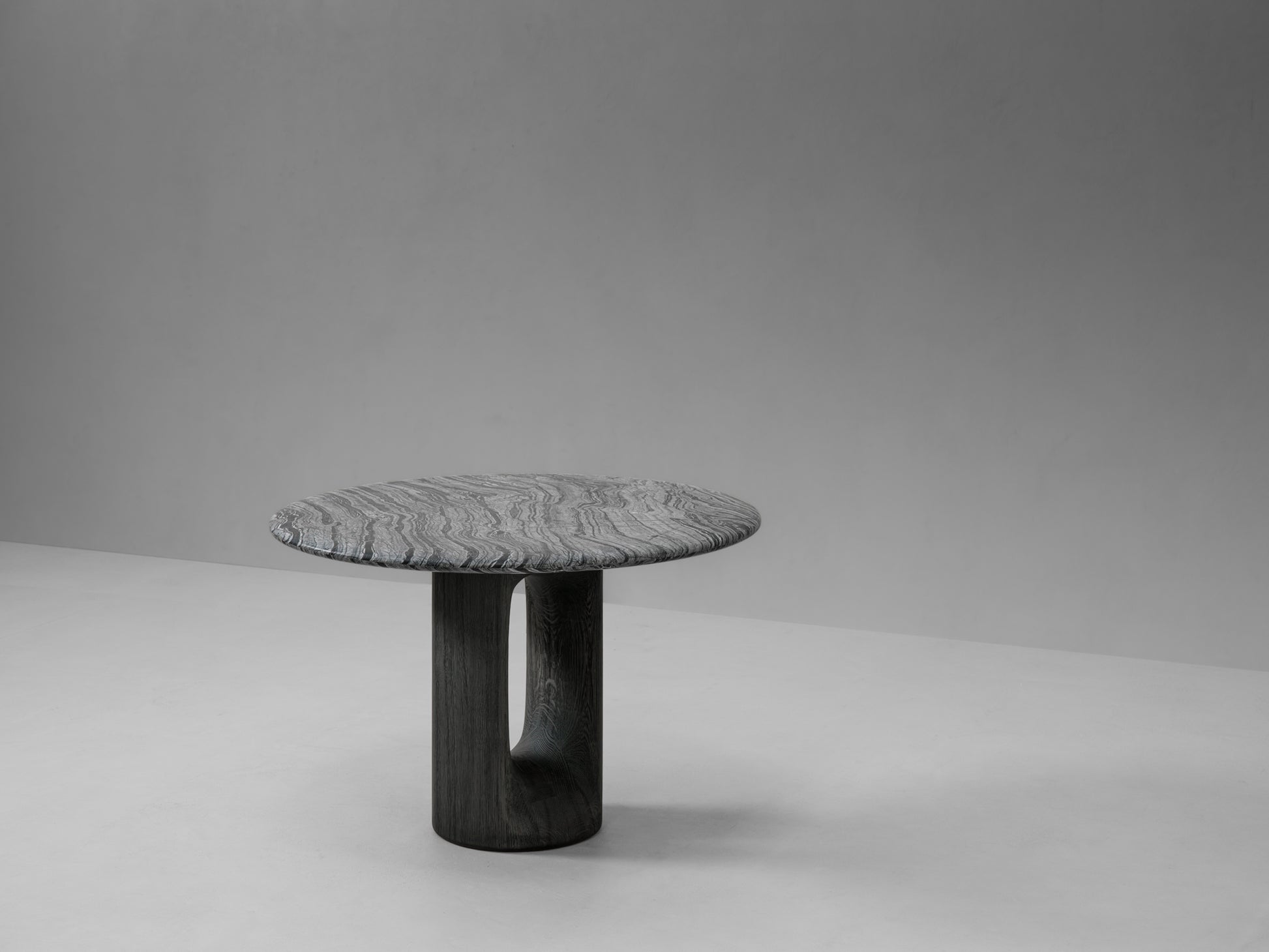 PATINE ∙ LOW  DINING TABLE ROUND