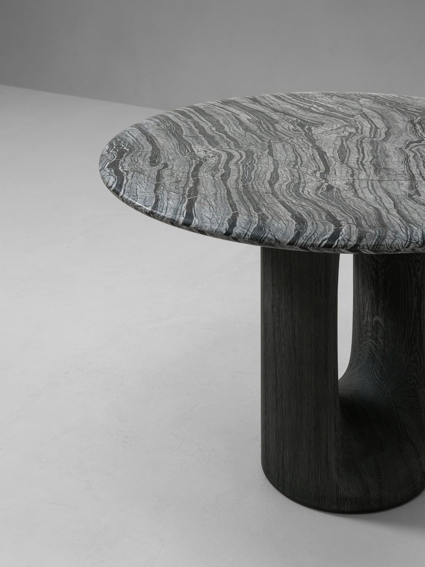 PATINE ∙ LOW  DINING TABLE ROUND