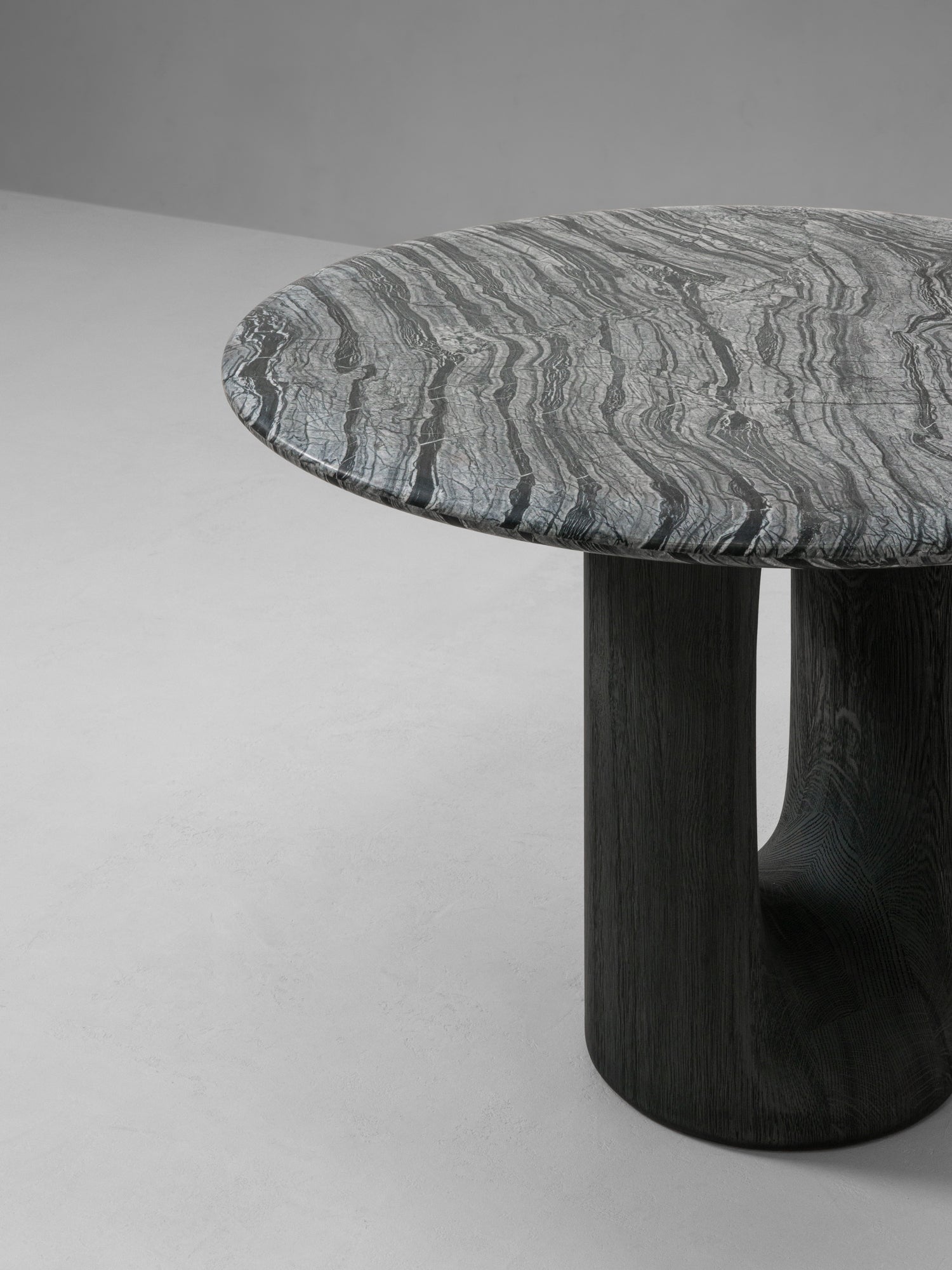 PATINE ∙ LOW  DINING TABLE ROUND