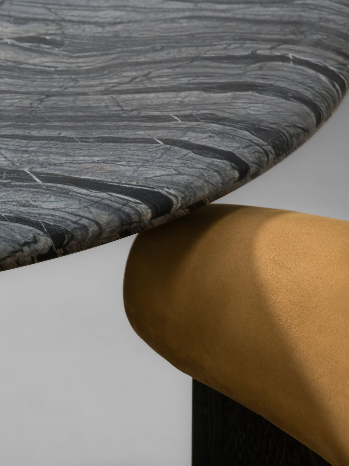 PATINE ∙ LOW  DINING TABLE ROUND